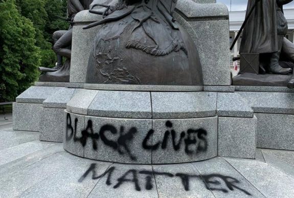 Varsóban is megrongálták a Kosciuszko-emlékművet, a washingtoni szobor másolatát