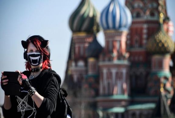 Moszkvában az ősz közepéig kötelező maradhat a maszkviselés