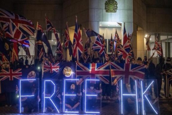 Nagy-Britannia kész „visszafogadni” több millió hongkongit