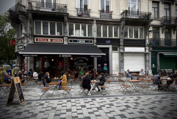 Újra nyithatnak az éttermek és a bárok, újra lehet misézni Belgiumban