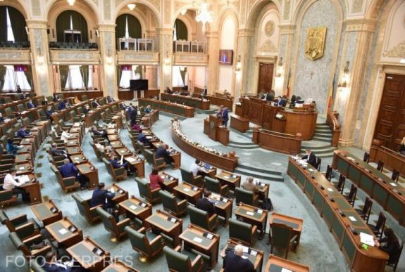 Elutasította a szenátus a különnyugdíjak „luxusadóját”