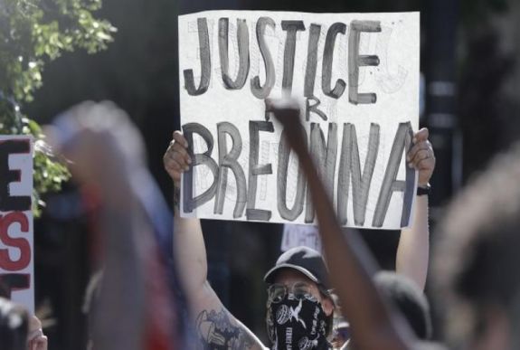 Amerikai tüntetések: Louisville-ben betiltják az értesítés nélküli házkutatást