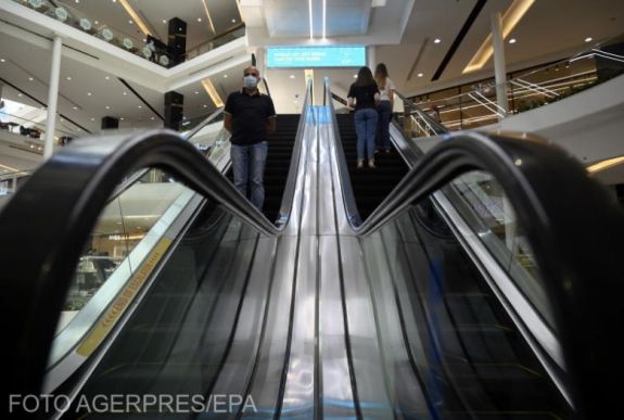 Hétfőn nyithatnak a plázák: 750 millió euró veszteségét okozott a bezárás