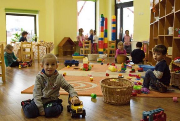 FRISSÍTVE – Ezekkel a szabályokkal indulhatnak újra az óvodák, bölcsődék