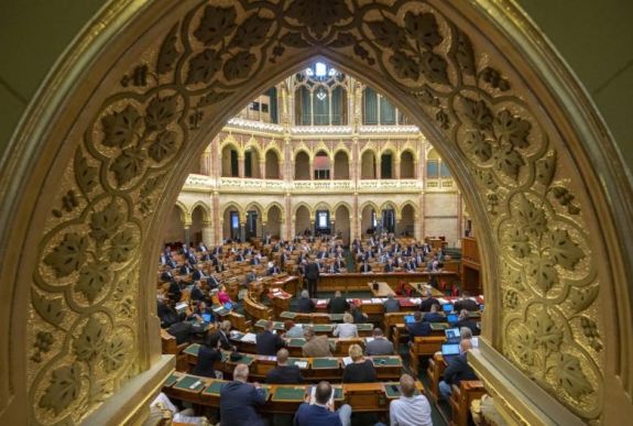 Magyarország: elfogadták a veszélyhelyzet megszüntetéséről szóló törvényt