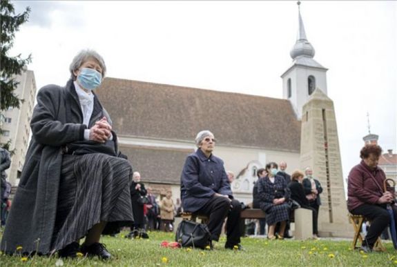 Meghosszabbítják a vészhelyzetet, de egy újabb lazítást is bejelentett a kormányfő