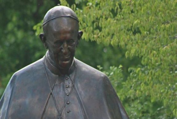 Zavart okozott a „Dacoromania” szó Ferenc pápa bukaresti szobrán