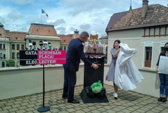 Soós Zoltán „minimalista alkotással” állított emléket Dorin Florea tevékenységének