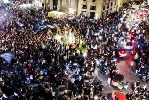 Tömegek ünnepeltek Nápoly utcáin, kiakadt a WHO képviselője