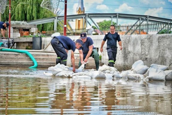 Átszakadt a Temes folyó gátja