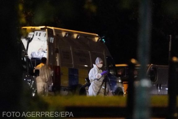 Parkban késelt egy 25 éves férfi Angliában, halottak is vannak