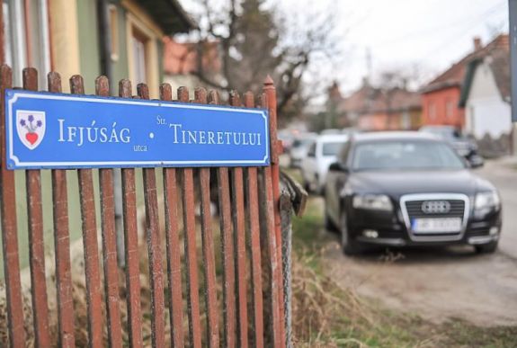 Jogerős ítélet: ki kell cserélni a csíkszeredai utcanévtáblákat