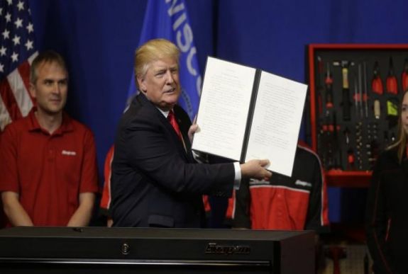 Trump befagyasztotta a zöldkártyák és munkavállalói vízumok kiadását