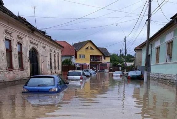 FRISSÍTVE – Álmukban zúdult az ár Nagyenyed lakóira
