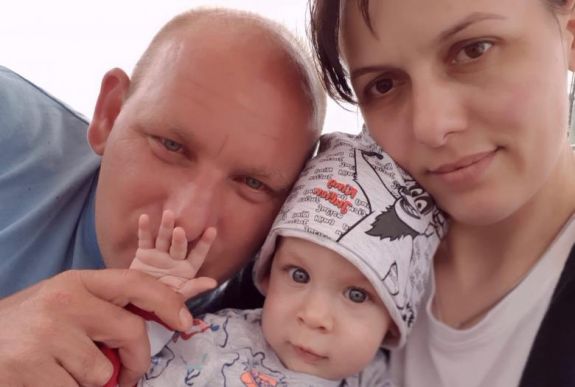 „Noelnek nagyon nagy a családja” – közeledik a génterápia a Bihar megyei kisfiú számára