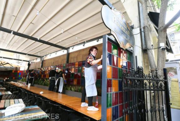 Miniszter: ha marad a jelenlegi fertőzöttszám, nem nyitnak ki az éttermek belső termei