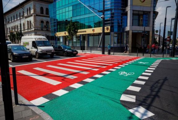 Piros-fehér-zöldbe borult Kolozsvár egyik legforgalmasabb utcája