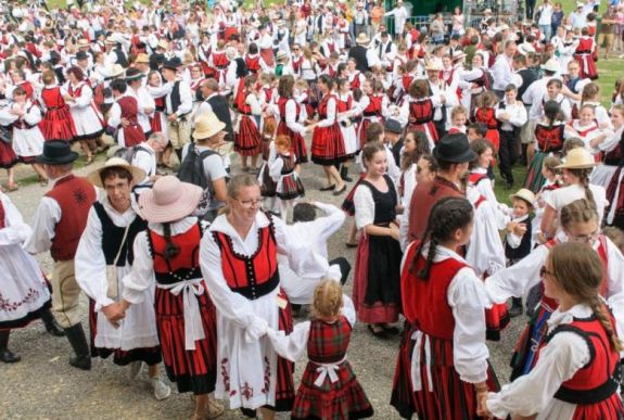 Csak 500 lány vehet részt szombaton az Ezer Székely Leány Napján