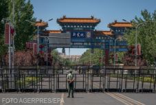 Peking szigorításokkal és széleskörű teszteléssel küzd a járvány újabb hulláma ellen