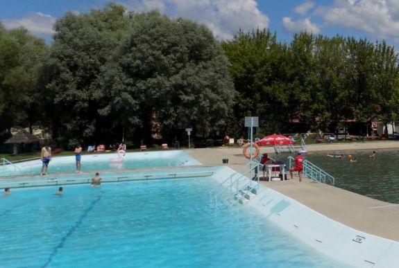 Székelyudvarhely: már lehet pancsolni a városi strandon