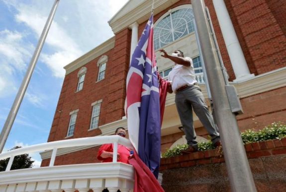 Eltávolították a tagállami lobogót Mississippi állam törvényhozásának épületéről