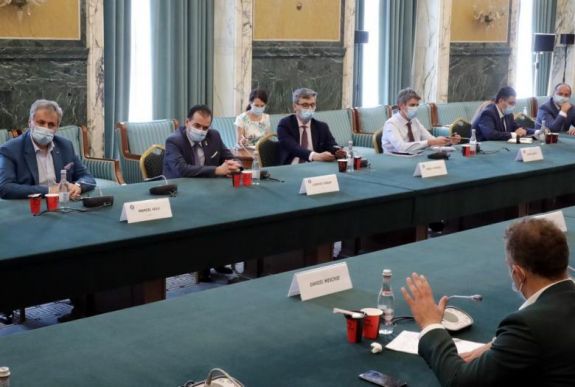 A vendéglősökkel együtt dolgozza ki a kormány az éttermek újranyitásának szabályait