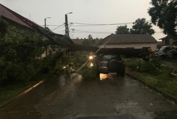 FRISSÍTVE – Egyszerre küzdöttek vízzel és tűzzel a katasztrófaelhárítók