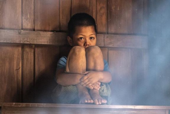 Kéretlen puszik, szoros ölelések, furcsa érintések a rokonoktól – hol a határ?