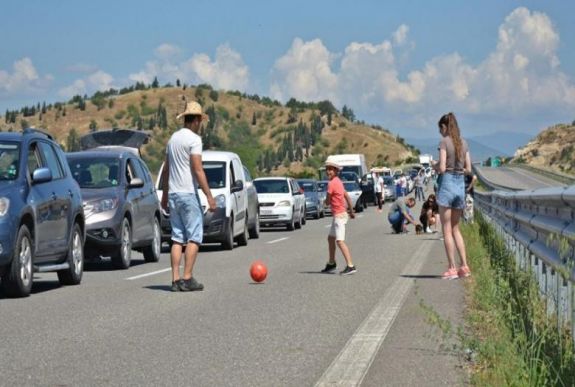 Tizenkét kilométeres az autósor a bolgár-görög határátkelőnél