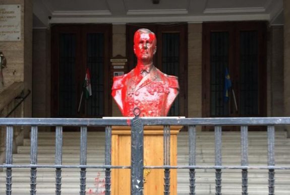 Büszkén felvállalta tettét a budapesti Horthy-szobrot vörös festékkel leöntő nő