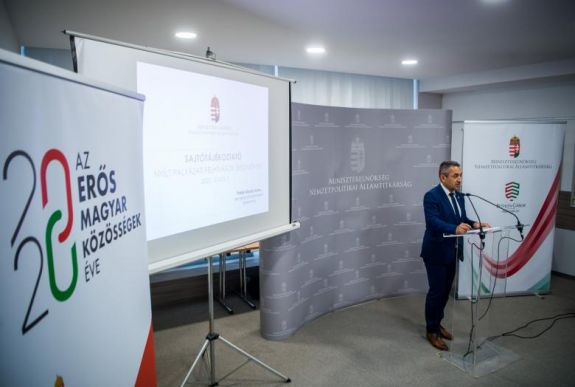 Több mint 2,2 milliárd forintos támogatást kapnak Budapestről a külhoni magyar közösségek