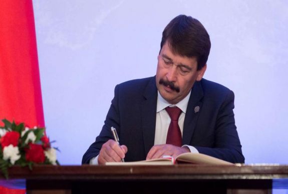 Nem teszi kirakatba Klaus Iohannis azt a levelet, amit Áder Jánostól kapott