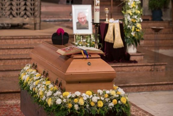 XVI. Benedek nyugalmazott pápa interneten kísérte figyelemmel bátyja temetését