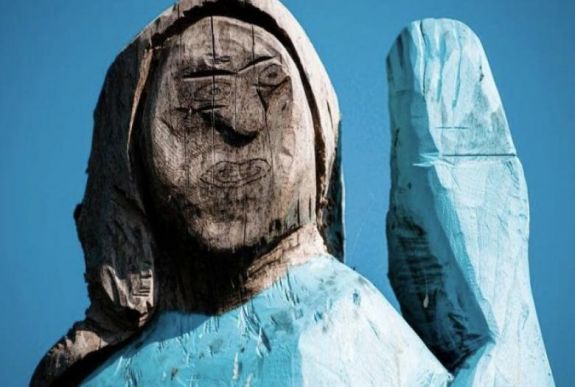 Felgyújtották Melania Trump szülővárosában felállított szobrát 