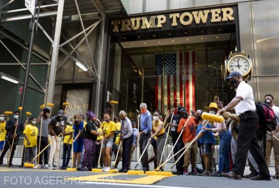 New Yorkban a polgármester is segített BLM-feliratot mázolni az úttesten Trump lakása elé