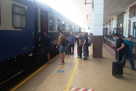 Üresek a vonatok és a buszok: padlóra küldte a járvány a távolsági tömegközlekedést