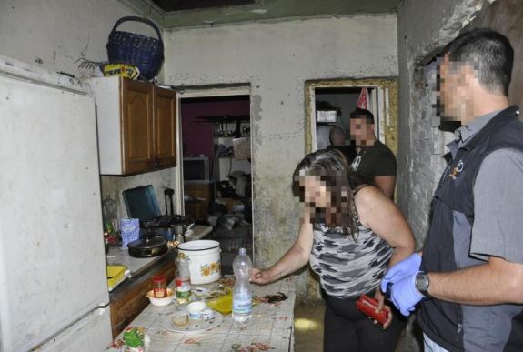 Szexuálisan bántalmazták négy kisgyereküket a szülők