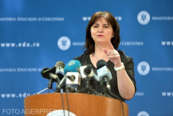 Legkésőbb szeptember 10-ig 250 ezer táblagépet és laptopot kapnak a diákok, tanárok