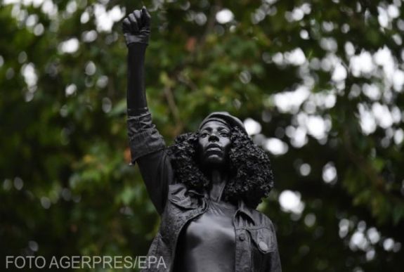 Fekete tüntető szobrát állították a rabszolgakereskedő ledöntött szobrának helyére