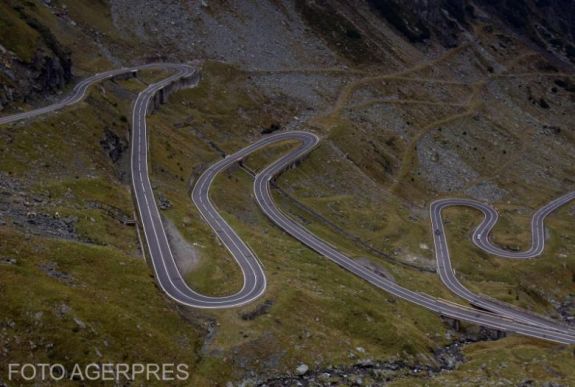 Tragédiával végződött három romániai fiatal autózása a Transzfogarasi úton