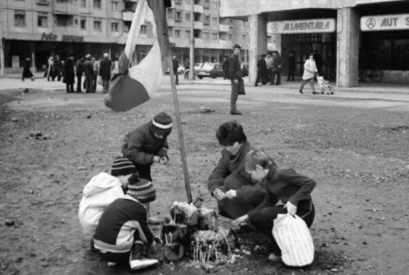 Online felületen és vándorkiállításon mutatja be a rendszerváltás és az első szabad év krónikáját az Eurotrans Alapítvány