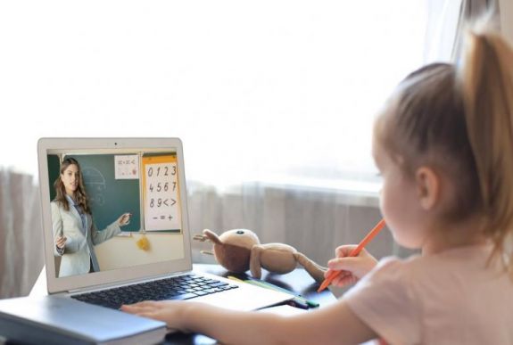 Törvénymódosítás: rendkívüli állapot esetén online oktatás lehet az iskolákban, egyetemeken