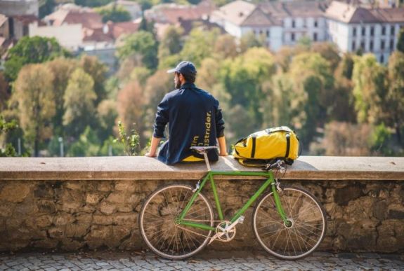 „Ritka az a sofőr, aki megértő lenne” – agresszív autósok mellett tekernek a biciklis futárok
