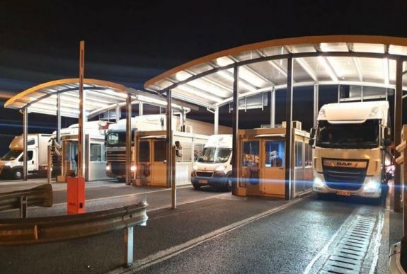 Közel 50 bevándorlót, köztük gyerekeket találtak egy teherautóban Nagylaknál