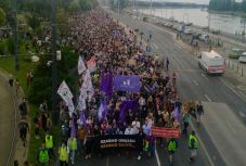 Több ezren álltak ki az Index távozó vezetői és újságírói mellett