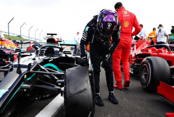 Brit Nagydíj: Hamiltont a defekt sem tudta megállítani