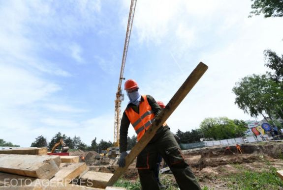 Eurostat: életük felét a munkahelyükön töltik a romániaiak