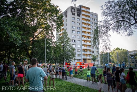 A 13. emeletről ugrottak ki emberek a cseh toronyháztűzben