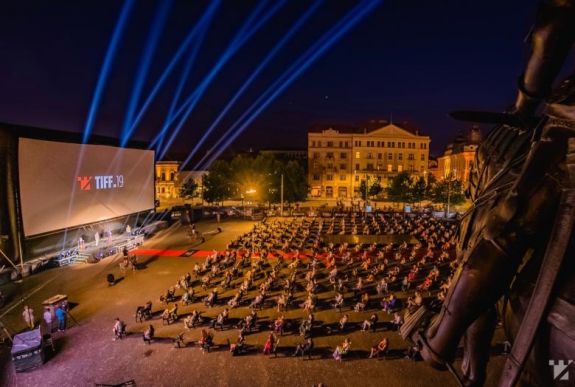 TIFF: 45 ezer néző vállalta be a maszkos mozizást