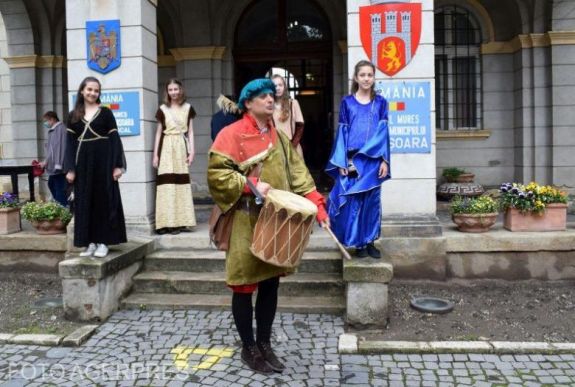 Segesváron kidobolják, hogy kötelező a maszk viselése